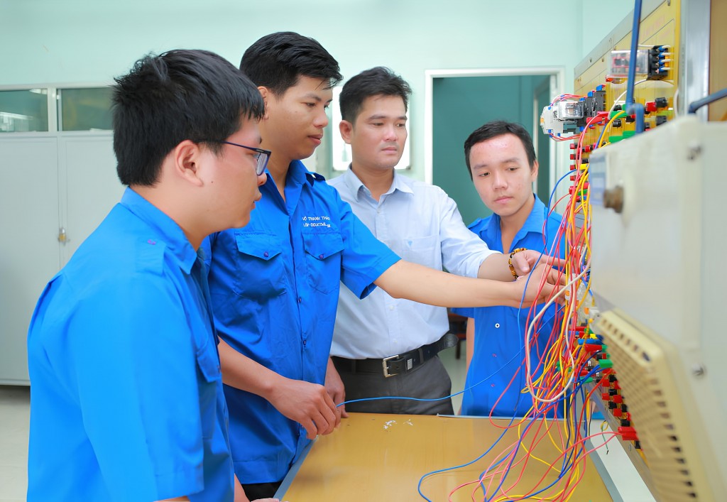 Xây dựng nguồn nhân lực chất lượng cao, tạo động lực cho bứt phá Xây dựng nguồn nhân lực chất lượng cao, tạo động lực cho bứt phá