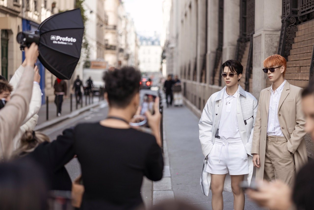 Tại đây, Anh Tú Atus được truyền thông quốc tế săn đón. Ngoài ra, rất nhiều khán giả cũng đợi từ sớm để xin chữ ký của nam ca sĩ trong “Anh trai say hi“. Điều này khiến anh vô cùng bất ngờ.