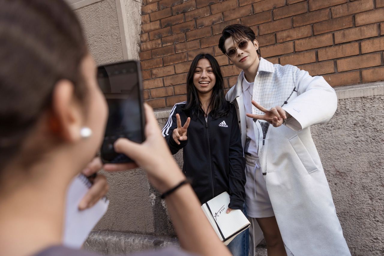 “Tú không nghĩ mình có thể “vươn tầm quốc tế đến vậy” (cười). Tú biết ơn mọi người rất nhiều vì đã dành thời gian, dành tình yêu thương cho Tú. Việc được nhận ra ở kinh đô thời trang, được khán giả gọi tên với Tú là một giấc mơ. Đây là động lực để Tú nỗ lực hơn trong quá trình hoạt động nghệ thuật của mình“, anh nói.