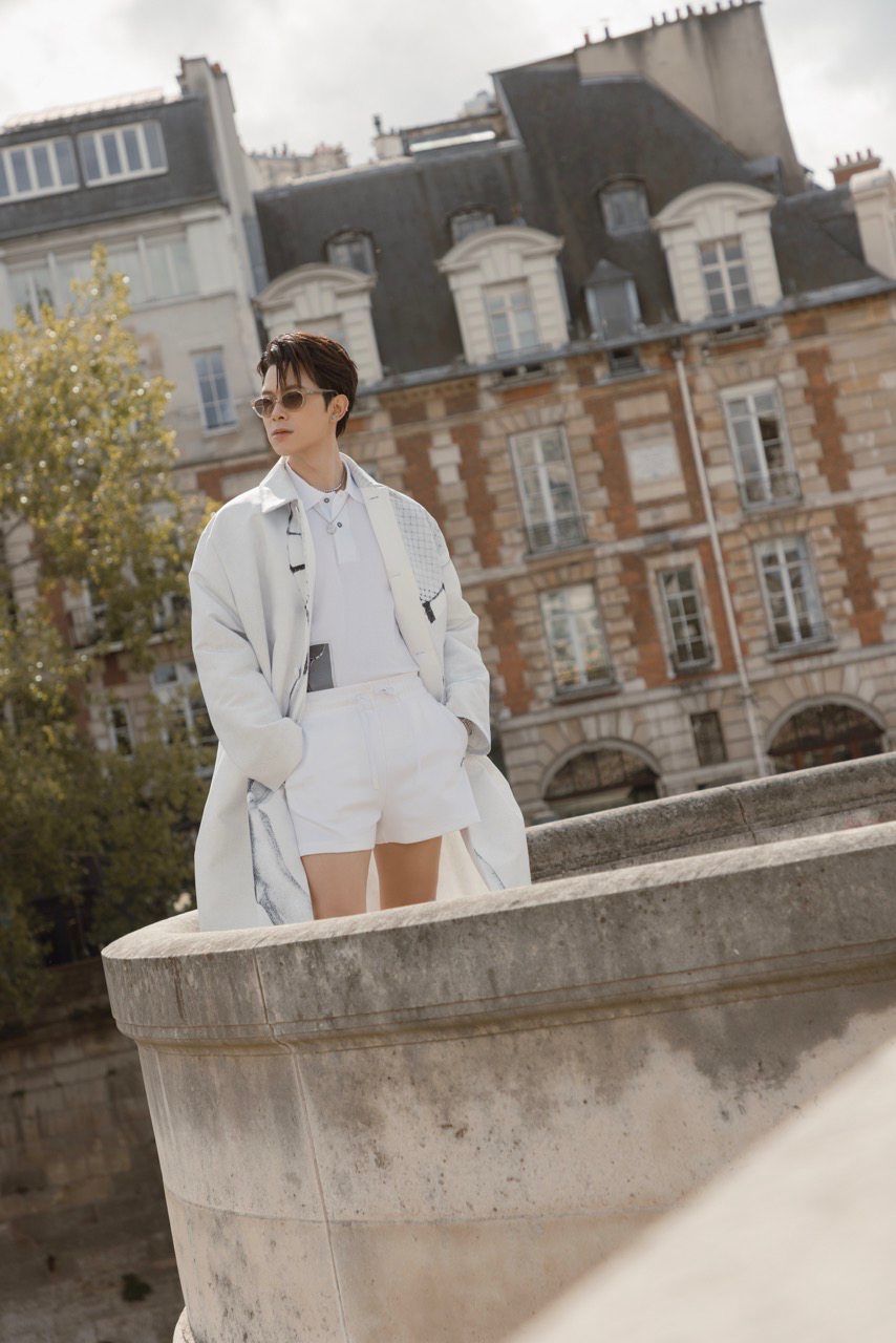 Xuất hiện tại sự kiện, Anh Tú diện thiết kế cá tính của nhà mốt lâu năm nước Pháp. Trang phục tôn lên vẻ ngoài điển trai, sự phá cách của Anh Tú Atus.