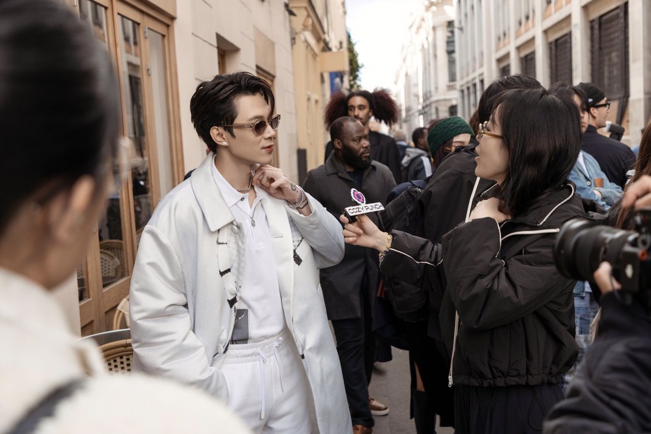 “Tú rất vinh dự khi được hưởng những đặc quyền của Lacoste dành cho mình. Không có quá nhiều thời gian chuẩn bị nhưng Tú mong khán giả sẽ hài lòng và ủng hộ lần đầu tiên tham dự Paris Fashion Week của Tú. Mình đang tận hưởng trọn vẹn hành trình này”, Anh Tú Atus bày tỏ.