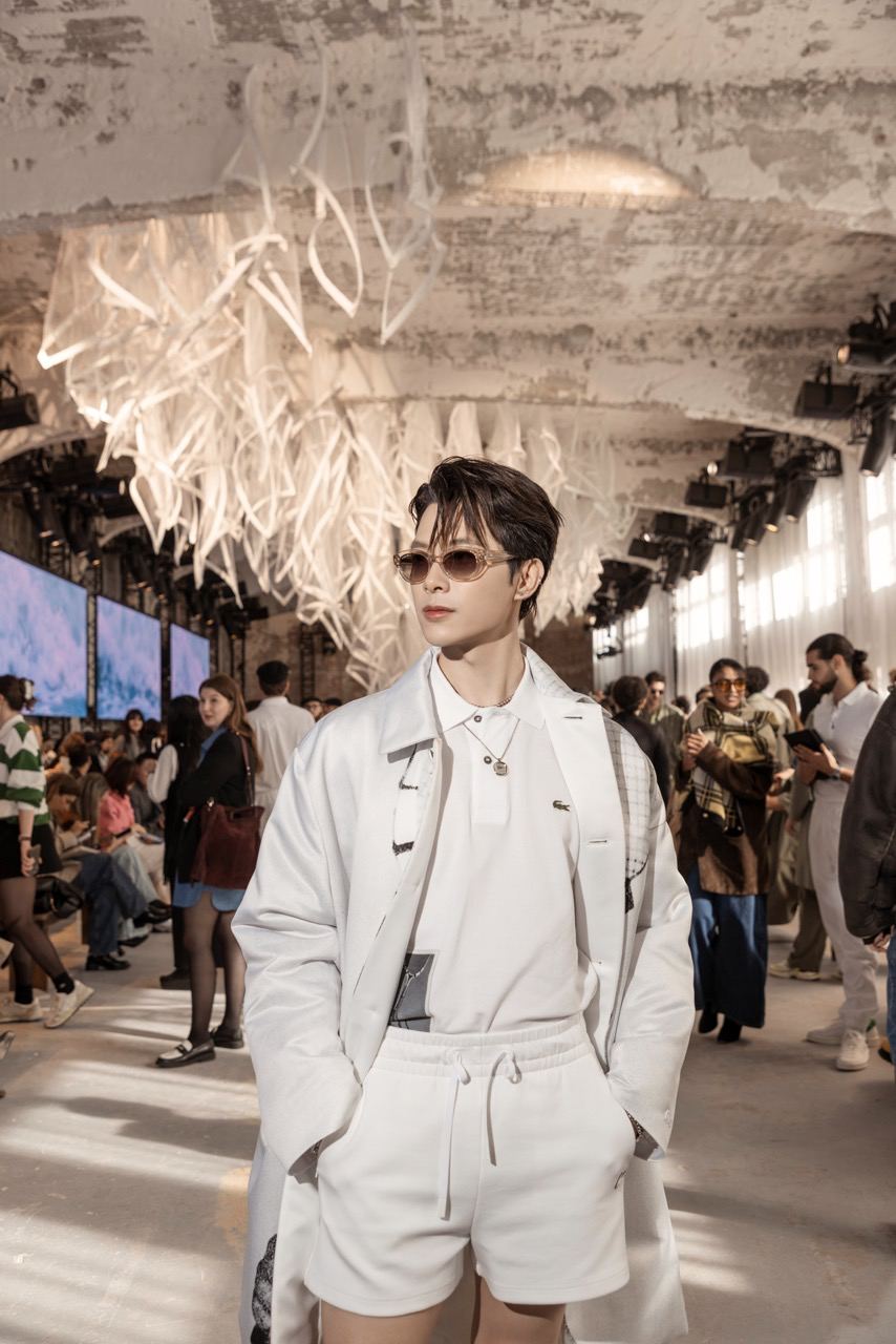 Trước đó, Anh Tú Atus bận rộn với lịch trình luyện tập cho đêm concert Anh trai say hi. Anh trình diễn 8 ca khúc trước khi nhanh chóng ra sân bay, bay đến Pháp.