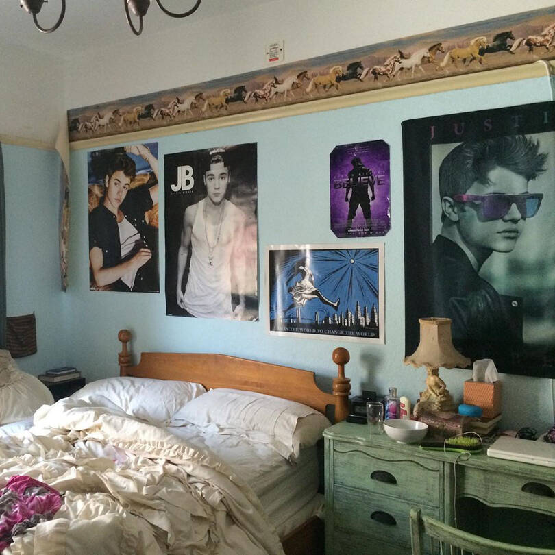 Billie Eilish khoe căn phòng treo nhiều ảnh Justin Bieber. Ảnh: Instagram