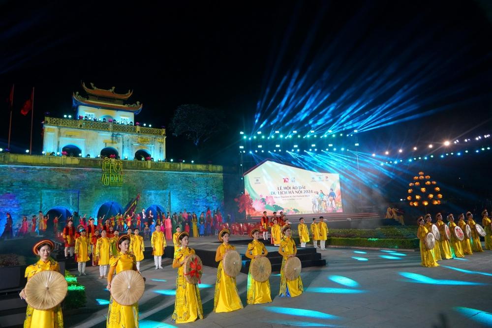 Đêm khai mạc Lễ hội Áo dài Du lịch Hà Nội 2024 hứa hẹn sẽ là một bữa tiệc đầy màu sắc, âm thanh và ánh sáng (Ảnh: Ban Tổ chức). Đêm khai mạc Lễ hội Áo dài Du lịch Hà Nội 2024 hứa hẹn sẽ là một bữa tiệc đầy màu sắc, âm thanh và ánh sáng (Ảnh: Ban Tổ chức).