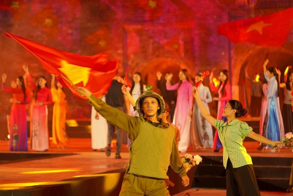 Hình ảnh anh bộ đội Cụ Hồ phất cao ngọn cờ tiến về giải phóng Thủ đô (Ảnh: Ban Tổ chức). Hình ảnh anh bộ đội Cụ Hồ phất cao ngọn cờ tiến về giải phóng Thủ đô (Ảnh: Ban Tổ chức).