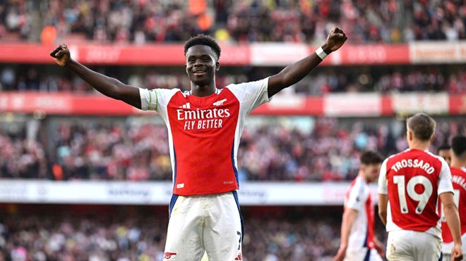 Bukayo Saka tiến bộ không ngừng trong màu áo Arsenal