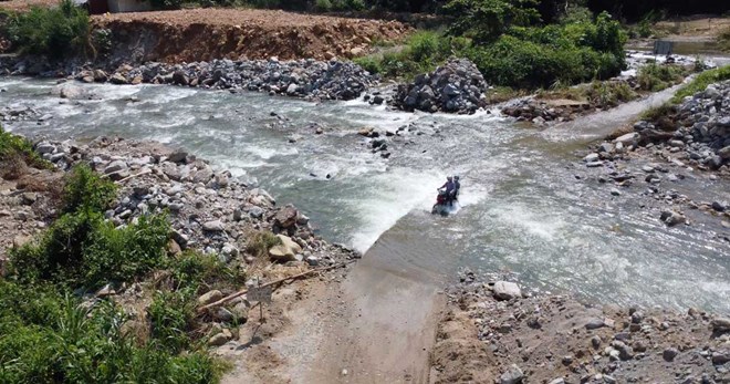 Thấp thỏm khi nước dâng ngập cây cầu độc đạo