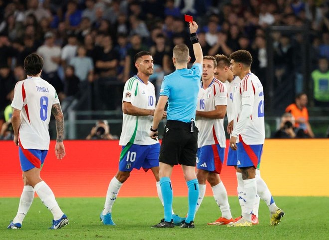 Tuyển Italy mất điểm, Pháp thu hẹp khoảng cách