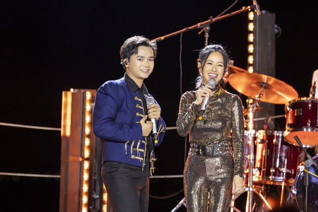 Hồng Nhung sau khi nghe Bùi Công Nam giới thiệu rằng anh đang tham gia Anh trai vượt ngàn chông gai, cô nói: Chú của chị cũng đang tham gia chương trình này. Ảnh: Nhà sản xuất Giao lộ thời gian