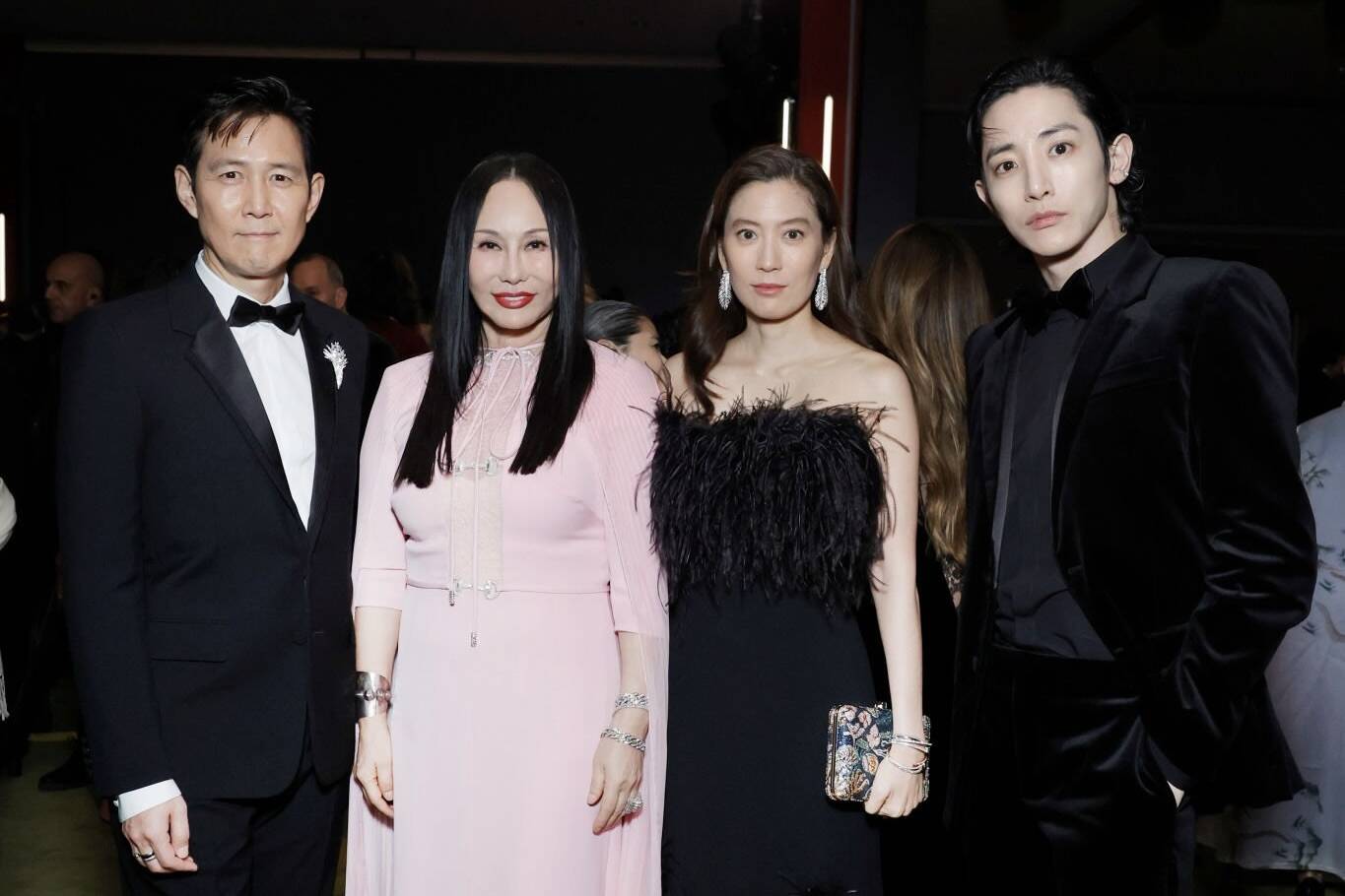 Cặp đôi chụp hình cùng Eva Chou và nam diễn viên Lee Soo Hyuk. Ảnh: Naver
