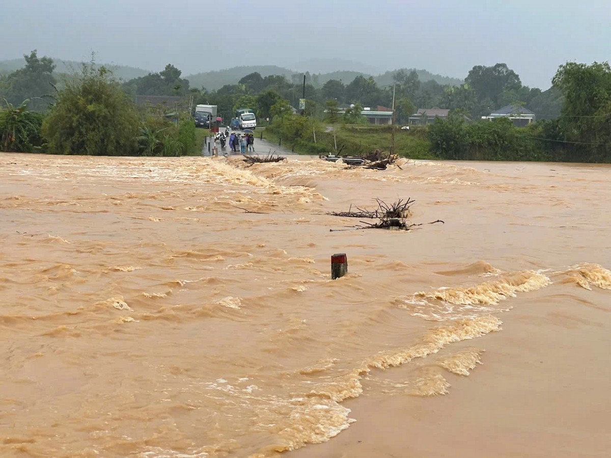 Hà Tĩnh mưa lớn, nhiều Nhiều cầu tràn ngập sâu khiến giao thông bị chia cắt (Ảnh:CTV)