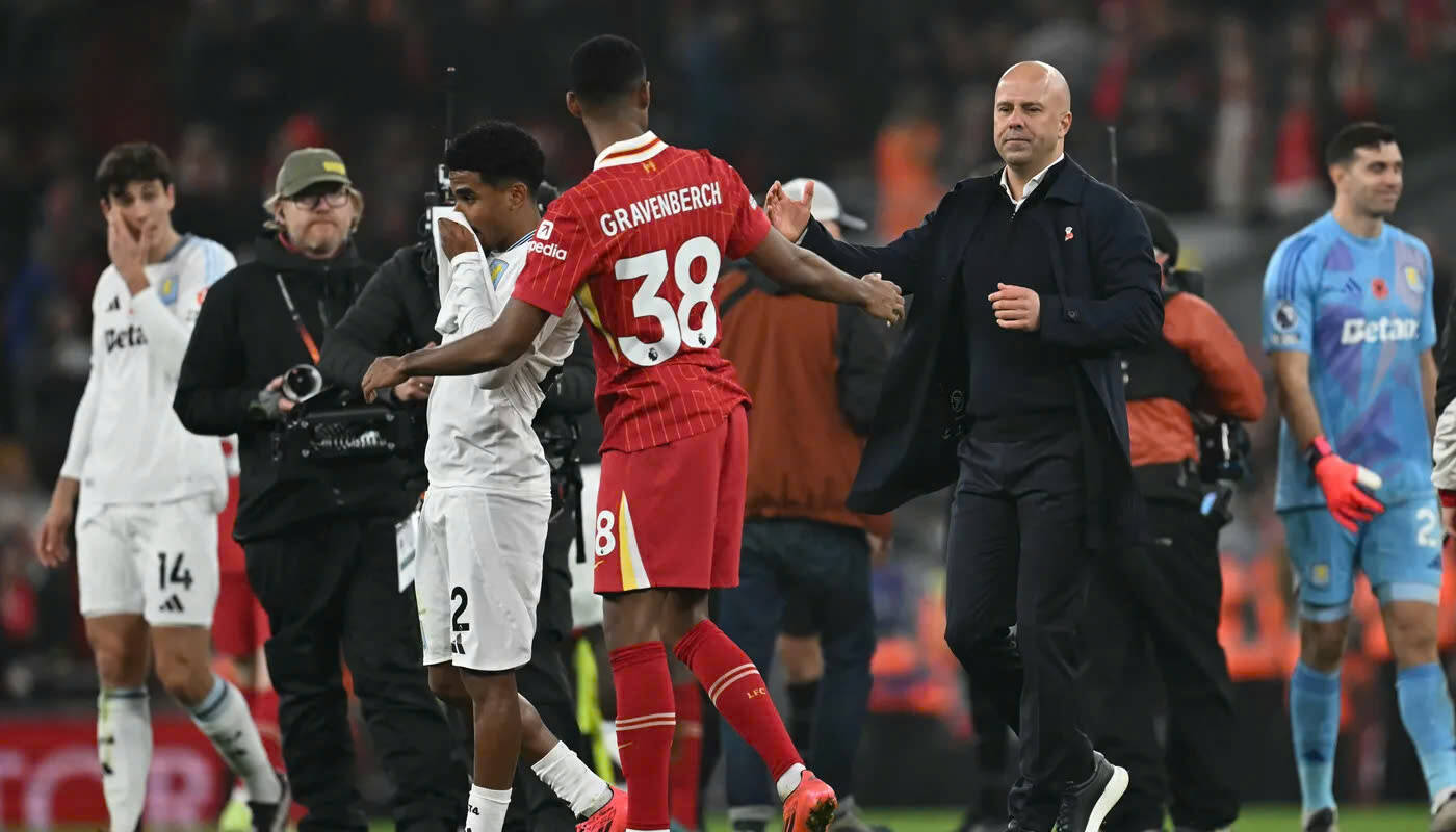 Arne Slot biết cách truyền tải năng lượng cho đội bóng.  Ảnh: LFC