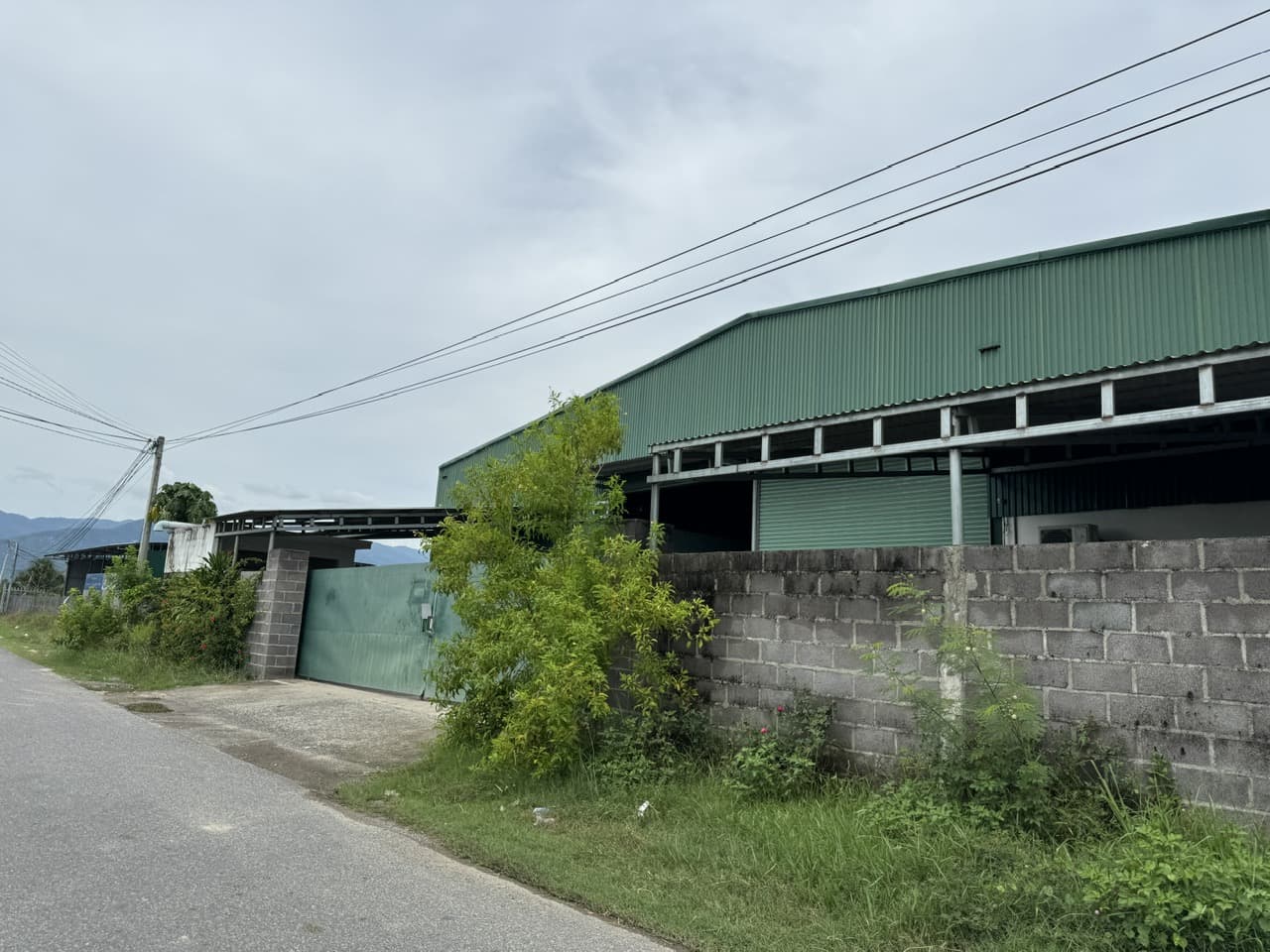 Mặc dù hoạt động bên trong nhưng cơ sở gia công giấy không có bảng hiệu và luôn đóng cửa ở bên ngoài. Ảnh: Hữu Long