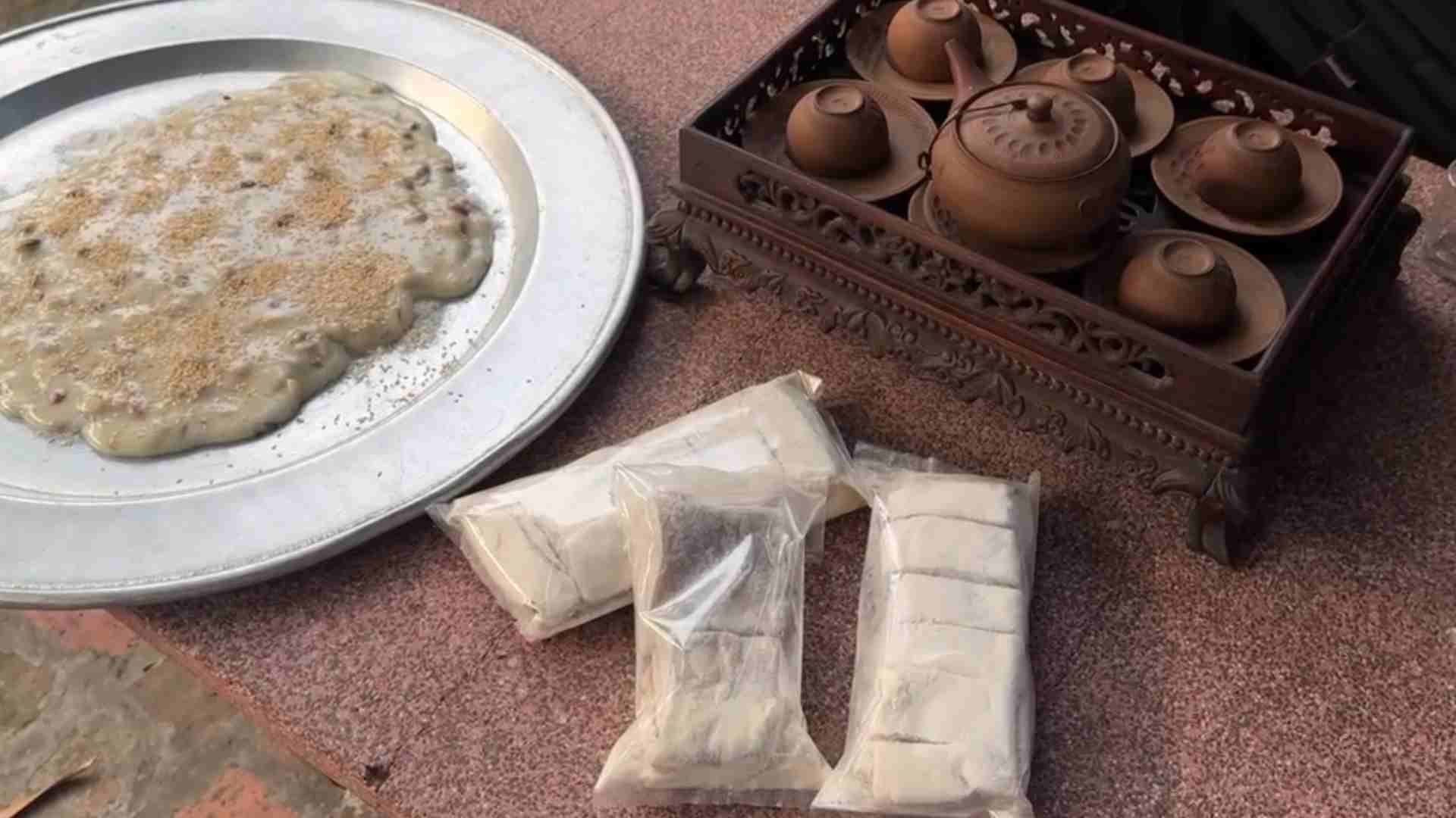 Ngoài làm tương nếp, khi đến với làng cổ Đường Lâm du khách còn có thể mua chè lam về làm quả cho gia đỉnh. Ảnh: Huyền Trang