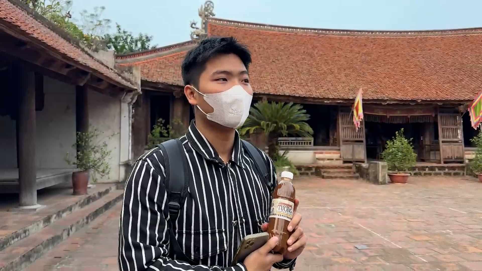 Bạn Nguyễn Sinh Hùng hào hứng với món tương cổ truyền. Ảnh: Huyền Trang