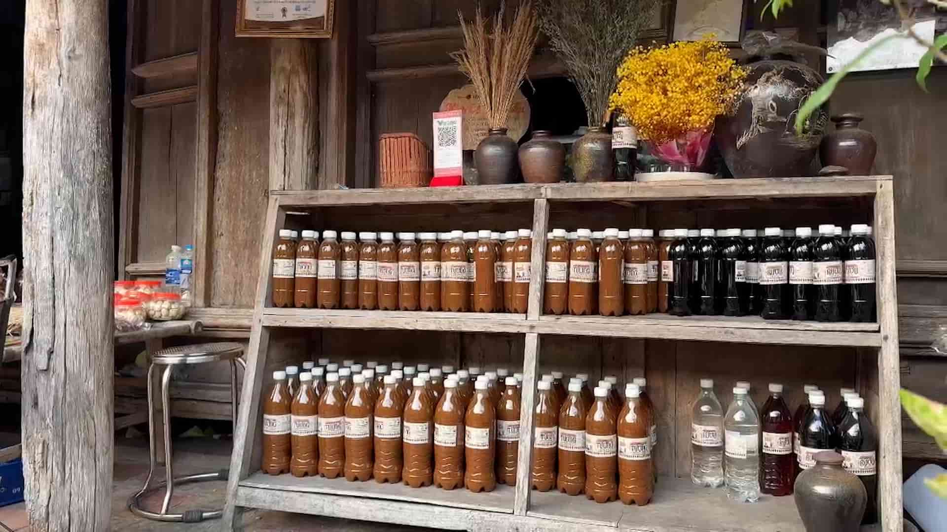 Mỗi năm, gia đình ông Hà Hữu Thể sản xuất được khoảng 3.000 lít tương, với giá bán 40.000 đồng/lít. Ảnh: Huyền Trang