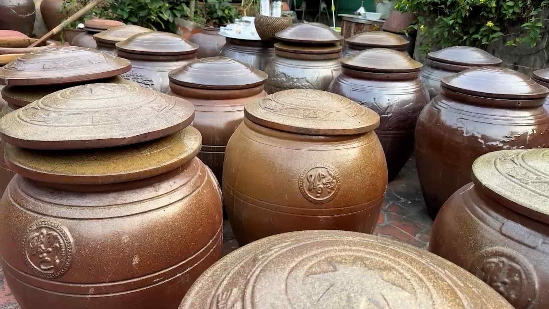 Ông Thể chia sẻ, thời gian làm một mẻ tương từ 1 - 2 tháng để cho ra thành phẩm. Nếu điều kiện thời tiết thuận lợi và quá trình lên men diễn ra tốt, tương có thể để trong chum vại đến 1 - 2 năm. Ảnh: Huyền Trang