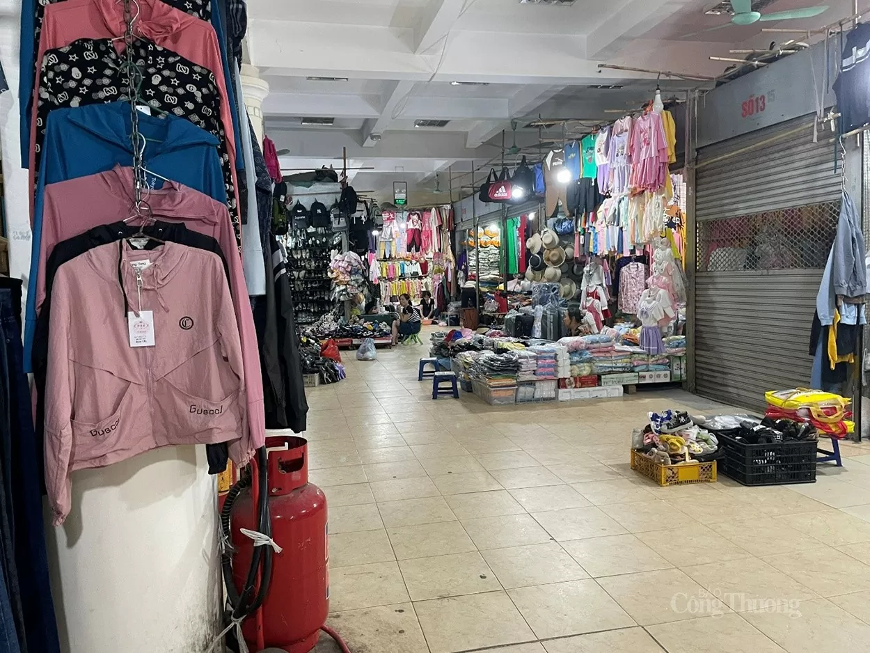 Thị trường thời trang cuối năm ‘ế ẩm’, tiểu thương ‘chật vật’ tìm khách Thị trường thời trang cuối năm ‘ế ẩm’, tiểu thương ‘chật vật’ tìm khách