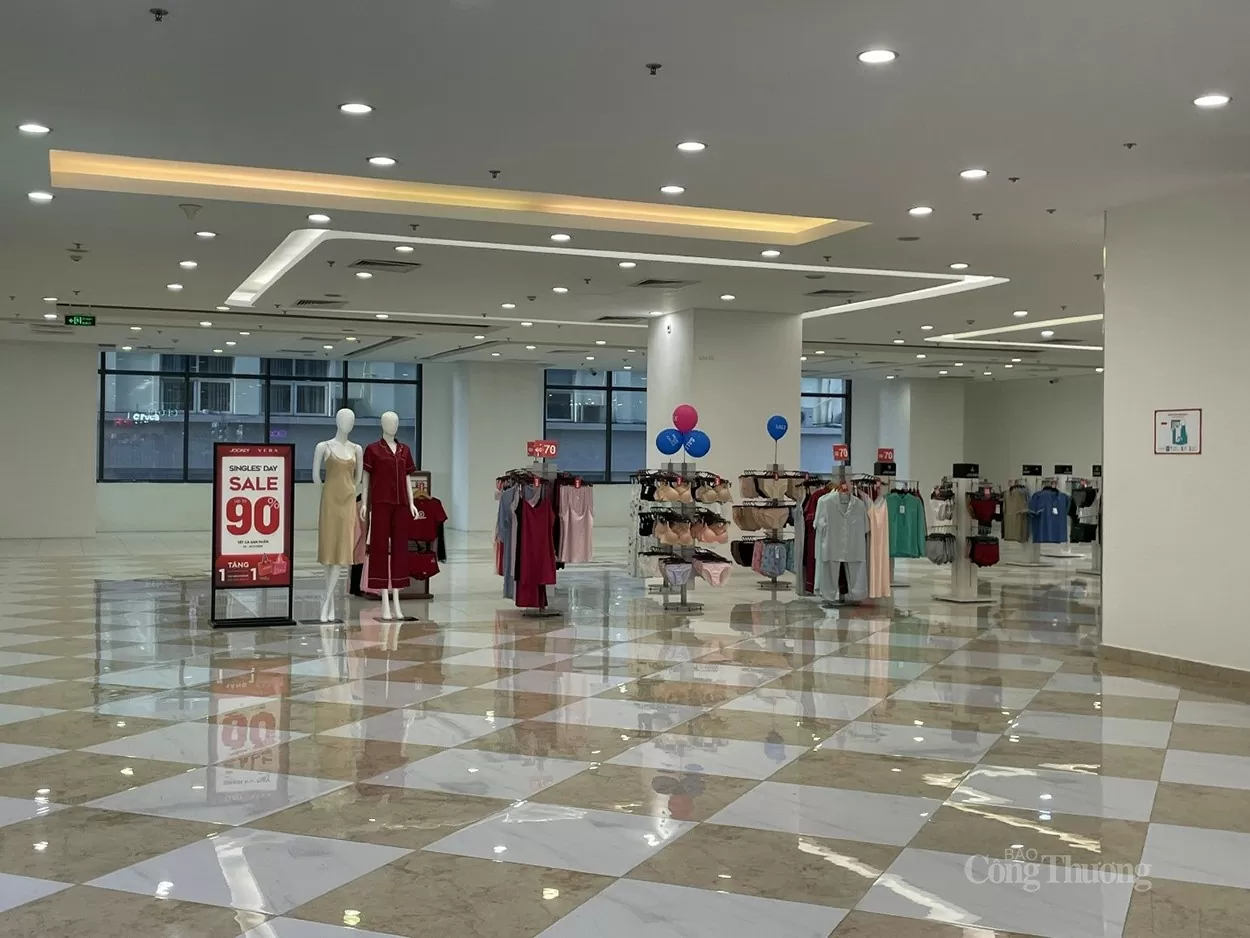 Thị trường thời trang cuối năm ‘ế ẩm’, tiểu thương ‘chật vật’ tìm khách Thị trường thời trang cuối năm ‘ế ẩm’, tiểu thương ‘chật vật’ tìm khách