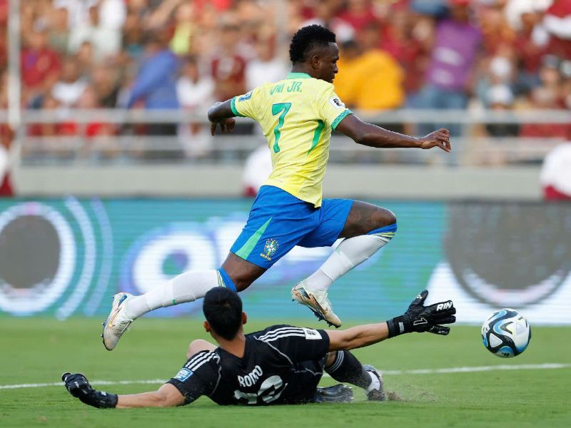 Vinicius trở thành tâm điểm khi bỏ lỡ một tình huống phạt đền. Ảnh: LĐBĐ Brazil