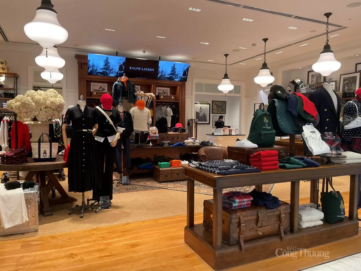 Thị trường thời trang cuối năm ‘ế ẩm’, tiểu thương ‘chật vật’ tìm khách Thị trường thời trang cuối năm ‘ế ẩm’, tiểu thương ‘chật vật’ tìm khách