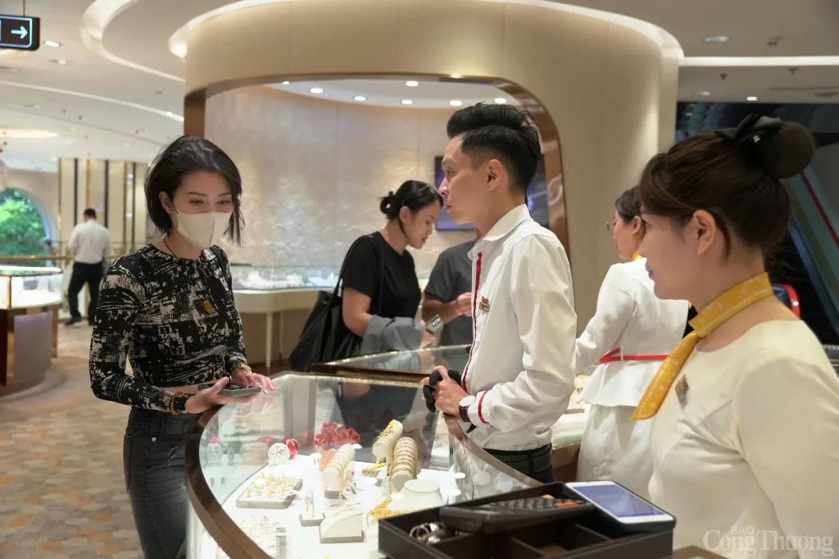 Giá vàng miếng, giá vàng nhẫn tăng mạnh đầu tuần, người dân thận trọng mua vàng đầu tư Giá vàng miếng, giá vàng nhẫn tăng mạnh đầu tuần, người dân thận trọng mua vàng đầu tư