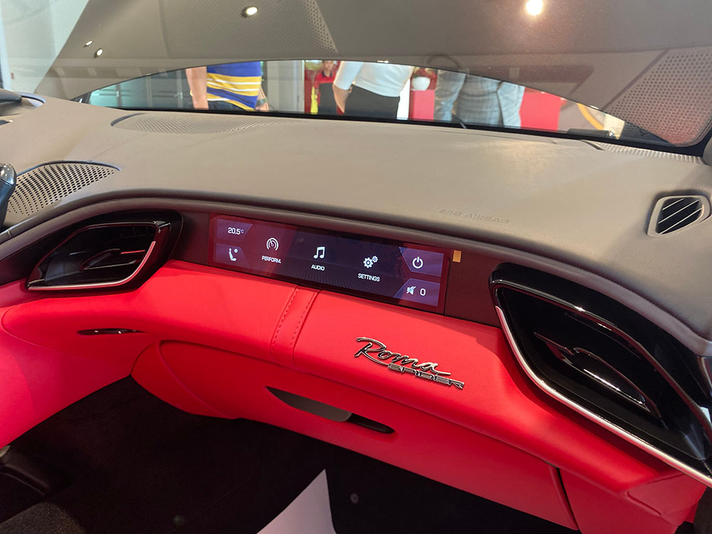 Chiếc xe có nội thất màu đỏ nổi bật. Ảnh: Tú Bống