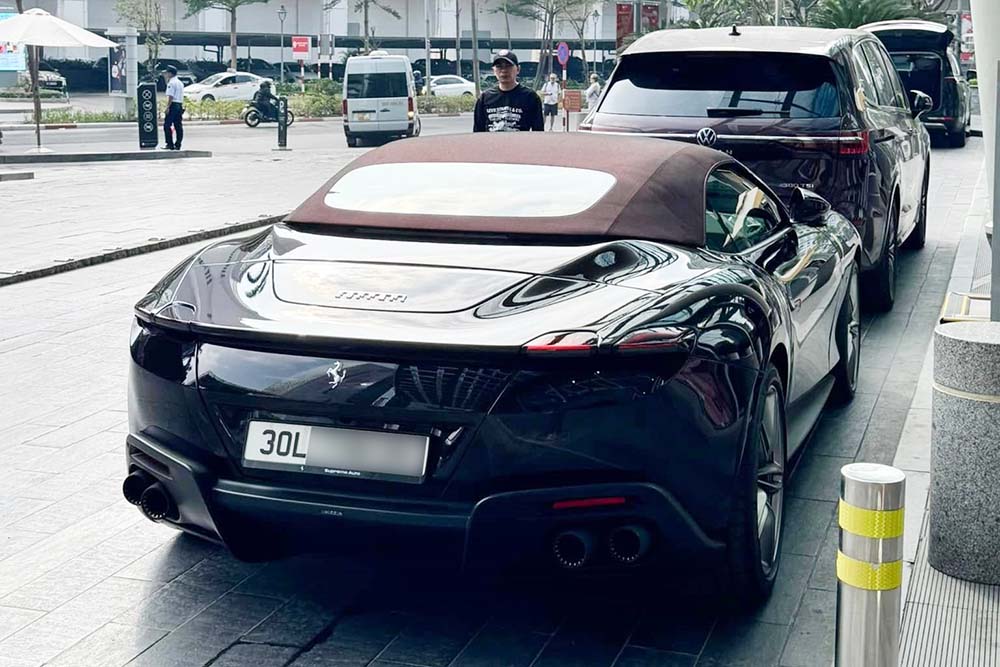 Tổng quan chiếc Ferrari Roma Spider nhìn từ phía sau. Ảnh: Tú Bống