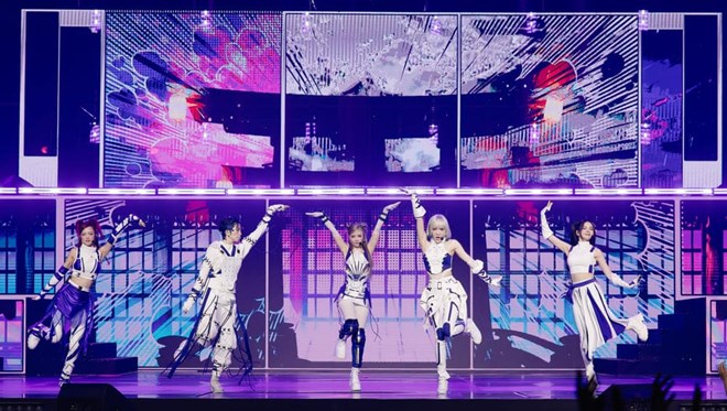 Dương Hoàng Yến thể hiện màn nhào lộn trên sân khấu Chị đẹp