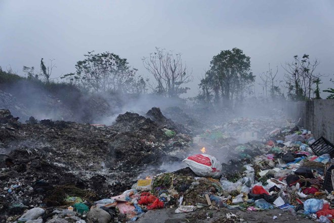 Mù mịt khói tại bãi rác quá tải ở Hải Dương