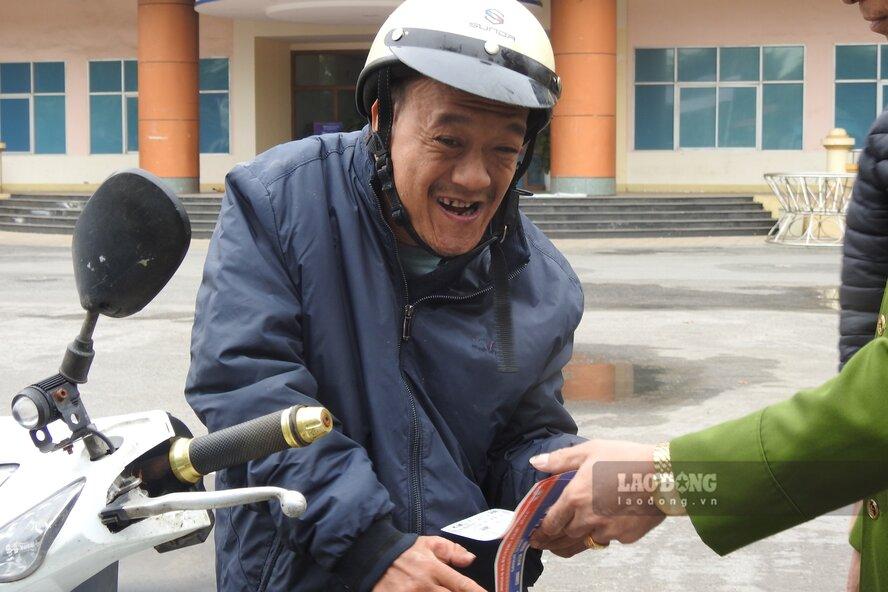 Niềm vui của những người có tấm vé xem ĐTVN tranh tài ở ASEAN Cup 2024. Ảnh: Tô Công.