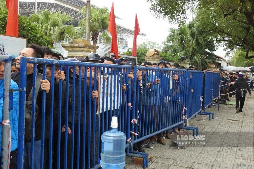 Vé được bán theo 2 hình thức là trực tiếp và trực tuyến. Đối với hình thức trực tiếp, ban tổ chức bán vé 2 đợt tại cổng chính Nhà thi đấu Thể dục thể thao tỉnh Phú Thọ (đường Hùng Vương, phường Thọ Sơn, TP Việt Trì). Trong đó, đợt 1 mở bán bắt đầu từ ngày 12.12 đến 15.12 (có thể mua đồng thời vé cả 2 trận); thời gian bán vé buổi sáng từ 8h30 - 11h30, chiều từ 14h - 17h. Ảnh: Tô Công.