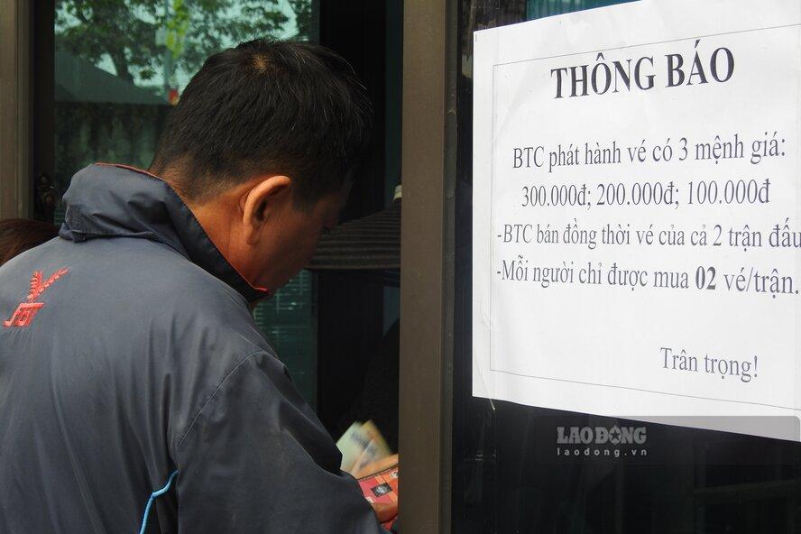 Giá vé được phát hành của cả 2 trận đấu ĐTVN - Indonesia (20 giờ ngày 15.12) và ĐTVN - Myanmar (20h ngày 21.12) gồm 3 mệnh giá: 100 nghìn đồng, 200 nghìn đồng và 300 nghìn đồng. Ảnh: Tô Công.