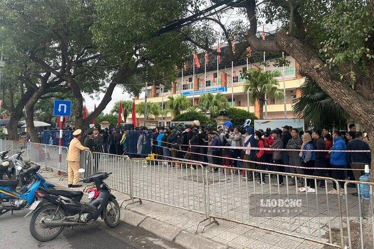 Sự có mặt của các lực lượng chức năng giữ cho tình hình an ninh trật tự, giao thông được đảm bảo. Ảnh: Tô Công.