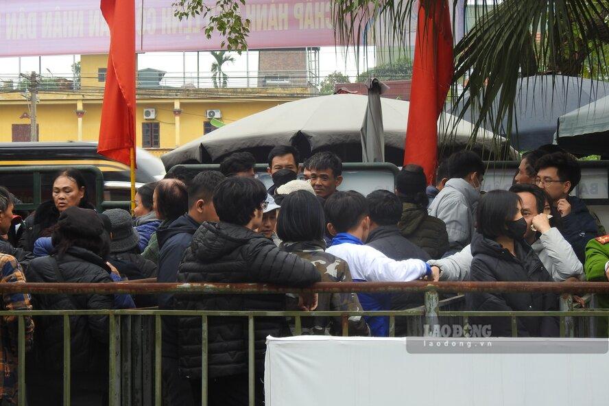 Theo ghi nhận của phóng viên Báo Lao Động, mặc dù chưa đến giờ mở bán vé, nhưng từ sáng sớm ngày 12.12, đã có nhiều người dân xếp hàng để chờ mua vé, bất chấp thời tiết tại TP Việt Trì khá lạnh. Ảnh: Tô Công.