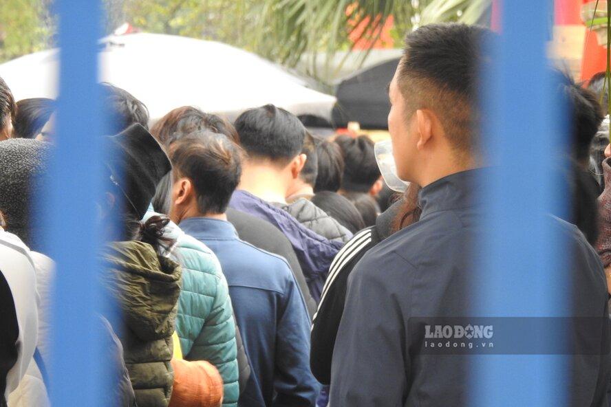 Nhiều người hâm mộ mong chờ mua được tấm vé vào sân để nhìn ngắm các tuyển thủ của ĐTVT bằng xương, bằng thịt. Ảnh: Tô Công.