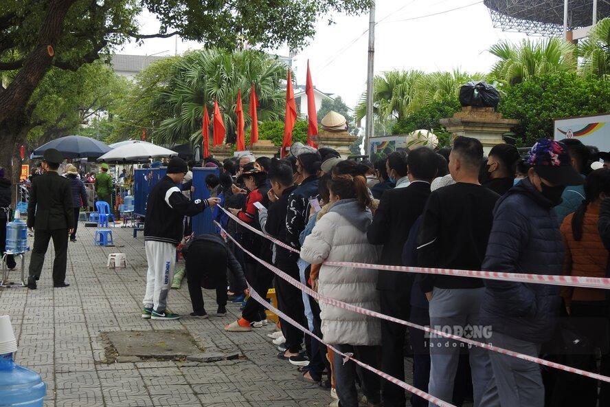 Anh Nguyễn Văn Chung - người dân phường Minh Nông, TP Việt Trì - chia sẻ: “Năm nay xếp hàng vài trăm người thế này vẫn là ít, lần trước tổ chức Seagames ở Việt Trì đông gấp vài lần. Có thể, vì ban tổ chức bán online nên lượng người xếp hàng mua trực tiếp không còn quá đông, như gia đình tôi cũng đã mua online được vé từ tuần trước rồi“. Ảnh: Tô Công.