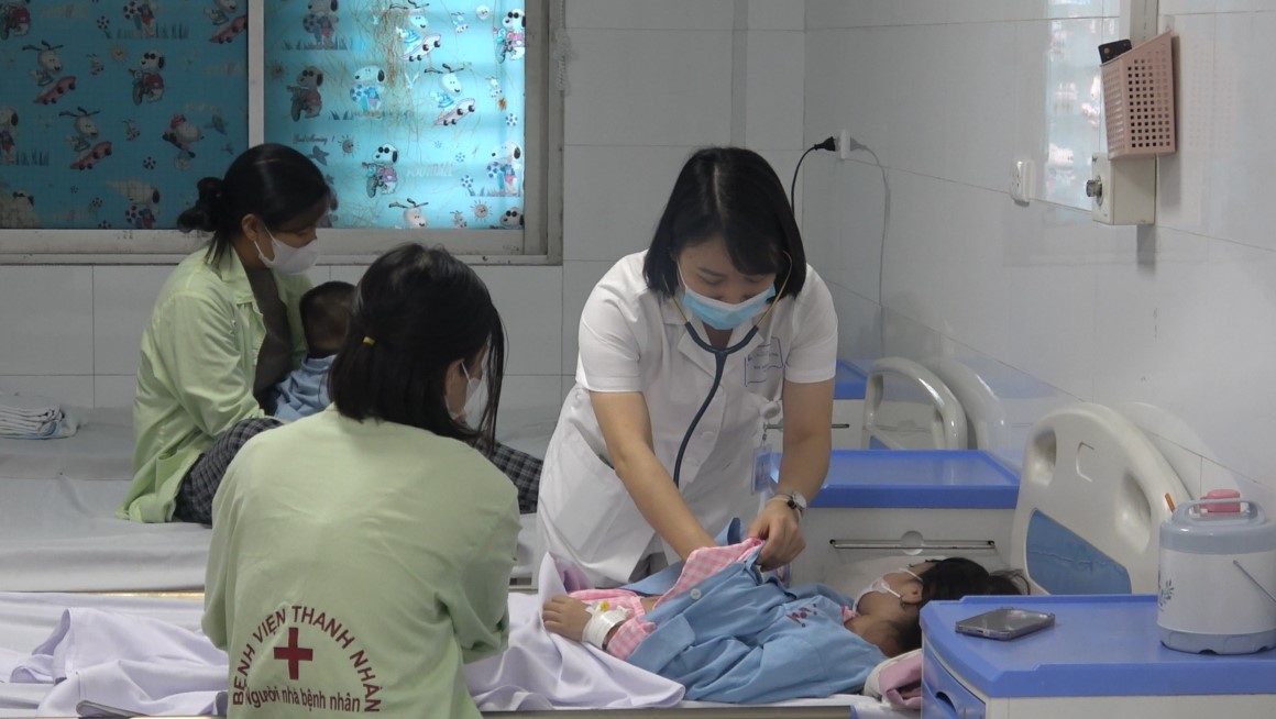 Con gái chị Đinh Thị Phương ở Hoàng Mai, Hà Nội nhập viện điều trị do mặc bệnh sởi. Ảnh: Cao Thơm