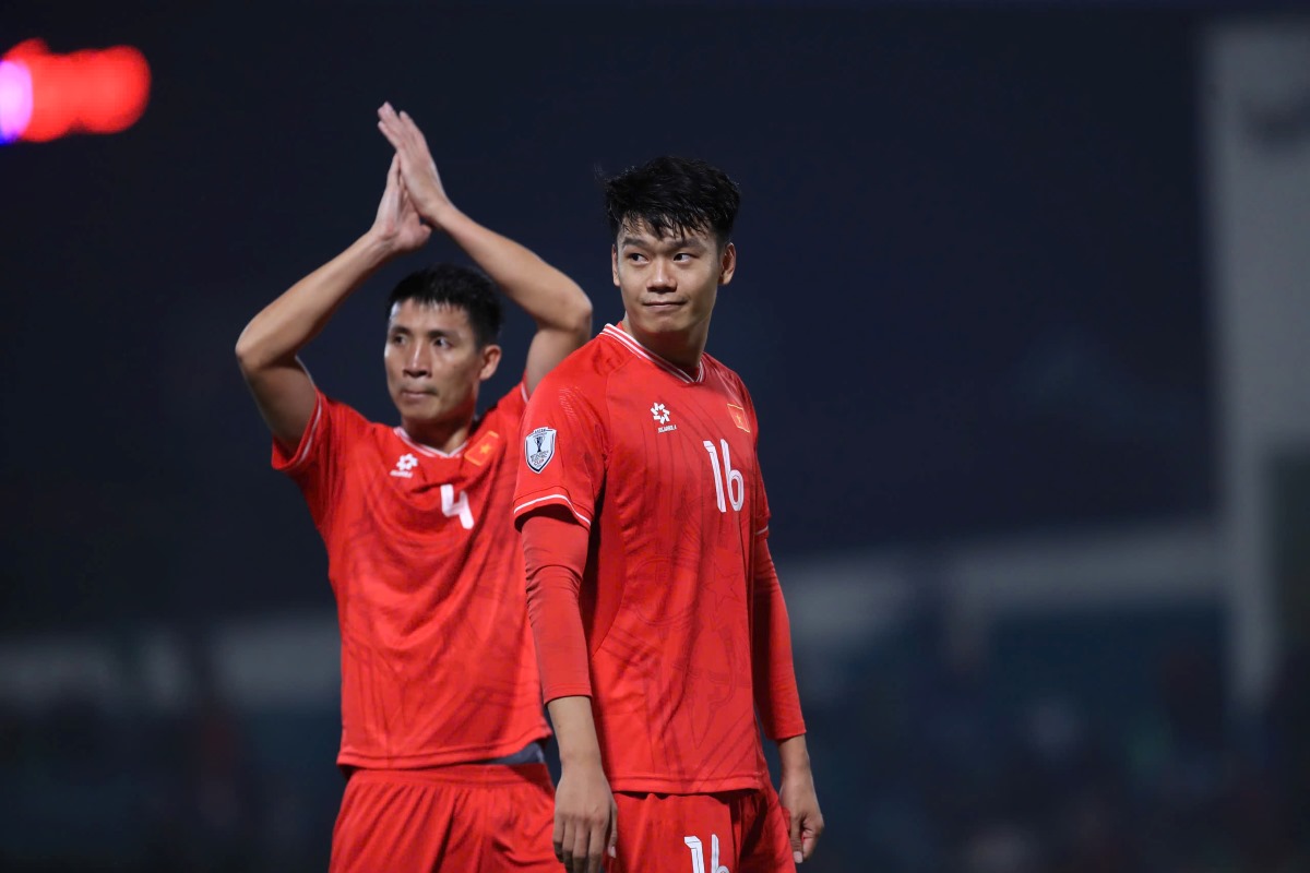 Những cựu binh của tuyển Việt Nam như Thành Chung, Bùi Tiến Dũng đã thể hiện sự vững vàng trong phòng ngự. Ảnh: Minh Dân