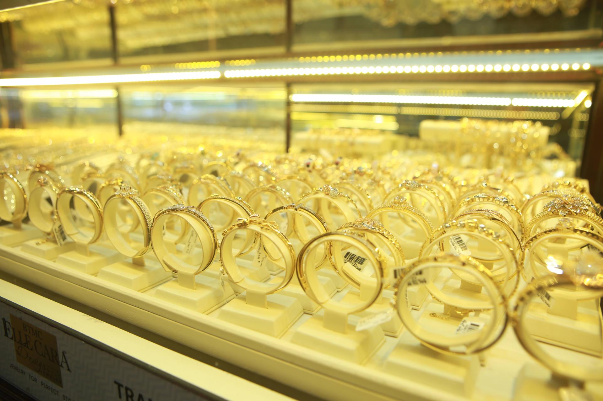 dien bien bat thuong cua gia vang phien dau tuan hinh 1