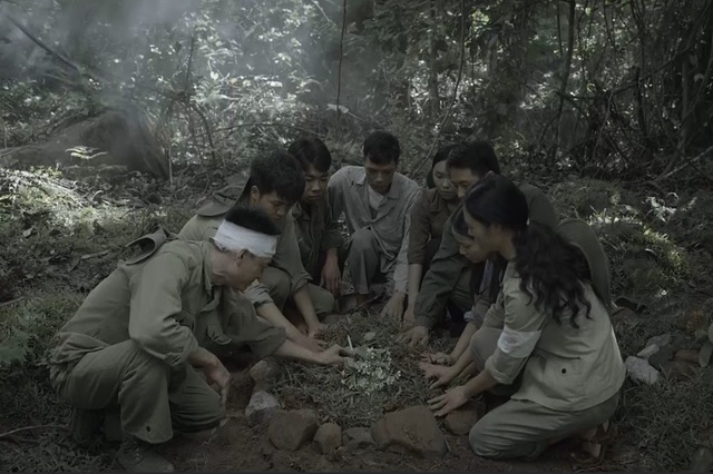 Hình ảnh những chàng trai cô gái trẻ trung lạc quan, sẵn sàng hi sinh để bảo vệ trạm xá, bảo vệ đồng đội. Ảnh: Nhà sản xuất