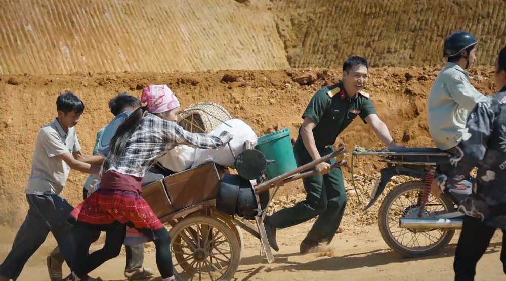 Trung tá Lê Nguyên Đại luôn đặt lợi ích của nhân dân lên hàng đầu. Ảnh: Nhà sản xuất