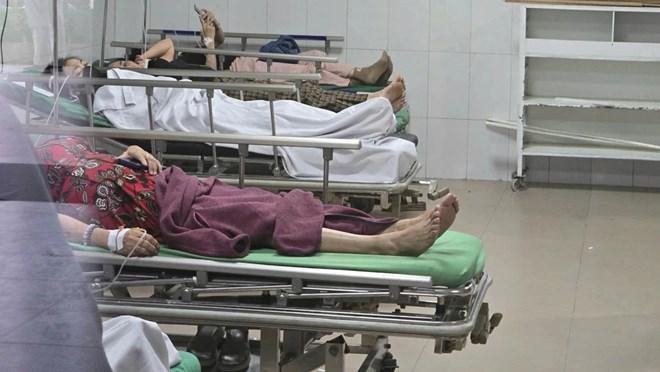 Một số công nhân bị ngộ độc nhập viện điều trị. Ảnh: Phan Ngọc