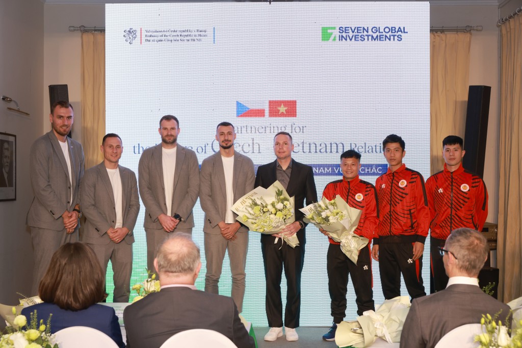 Đại diện cầu thủ 2 câu lạc bộ Slavia Praha và Công an Hà Nội chụp ảnh lưu niệm Đại diện cầu thủ 2 câu lạc bộ Slavia Praha và Công an Hà Nội chụp ảnh lưu niệm