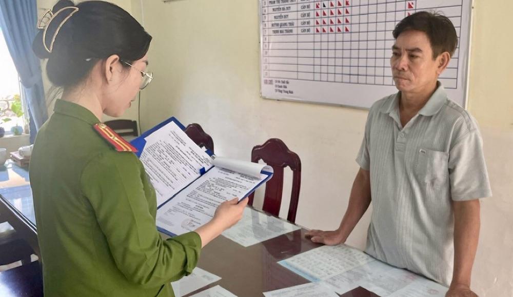 Tống đạt Quyết định khởi tố bị can đối với Nguyễn Thanh Huy. Ảnh: Công an