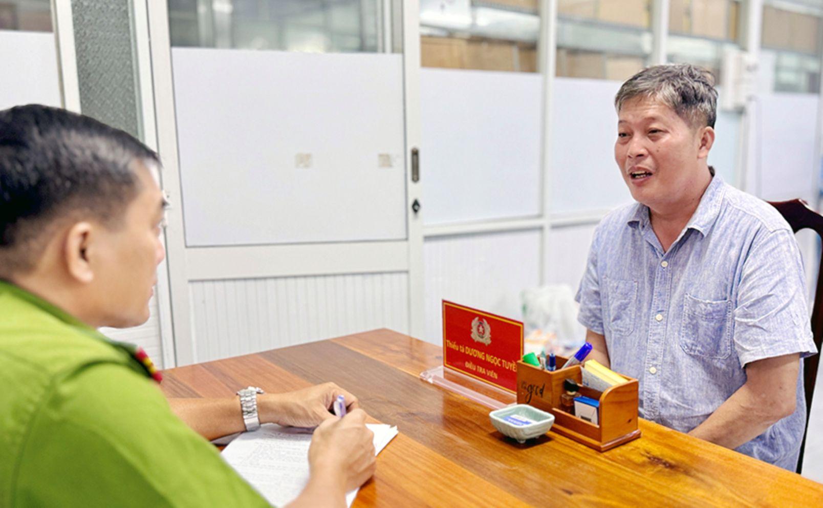 Đối tượng Nguyễn Văn Điểm khai nhận hành vi “In, phát hành, mua bán trái phép hóa đơn, chứng từ thu nộp ngân sách nhà nước”. Ảnh: Vũ Tiến