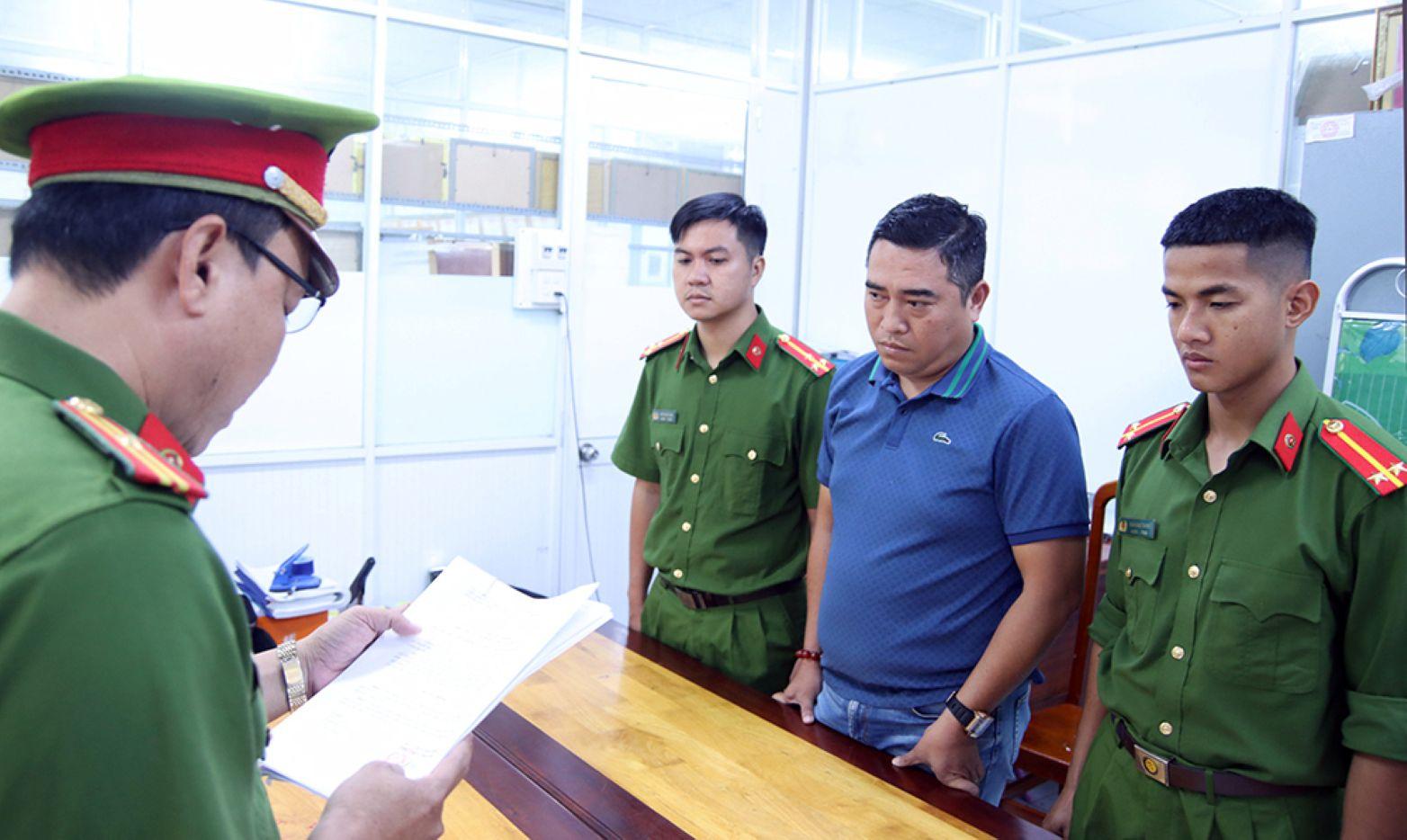 Thi hành Lệnh khởi tố, bắt tạm giam bị can Nguyễn Vương Hoài. Ảnh: Vũ Tiến