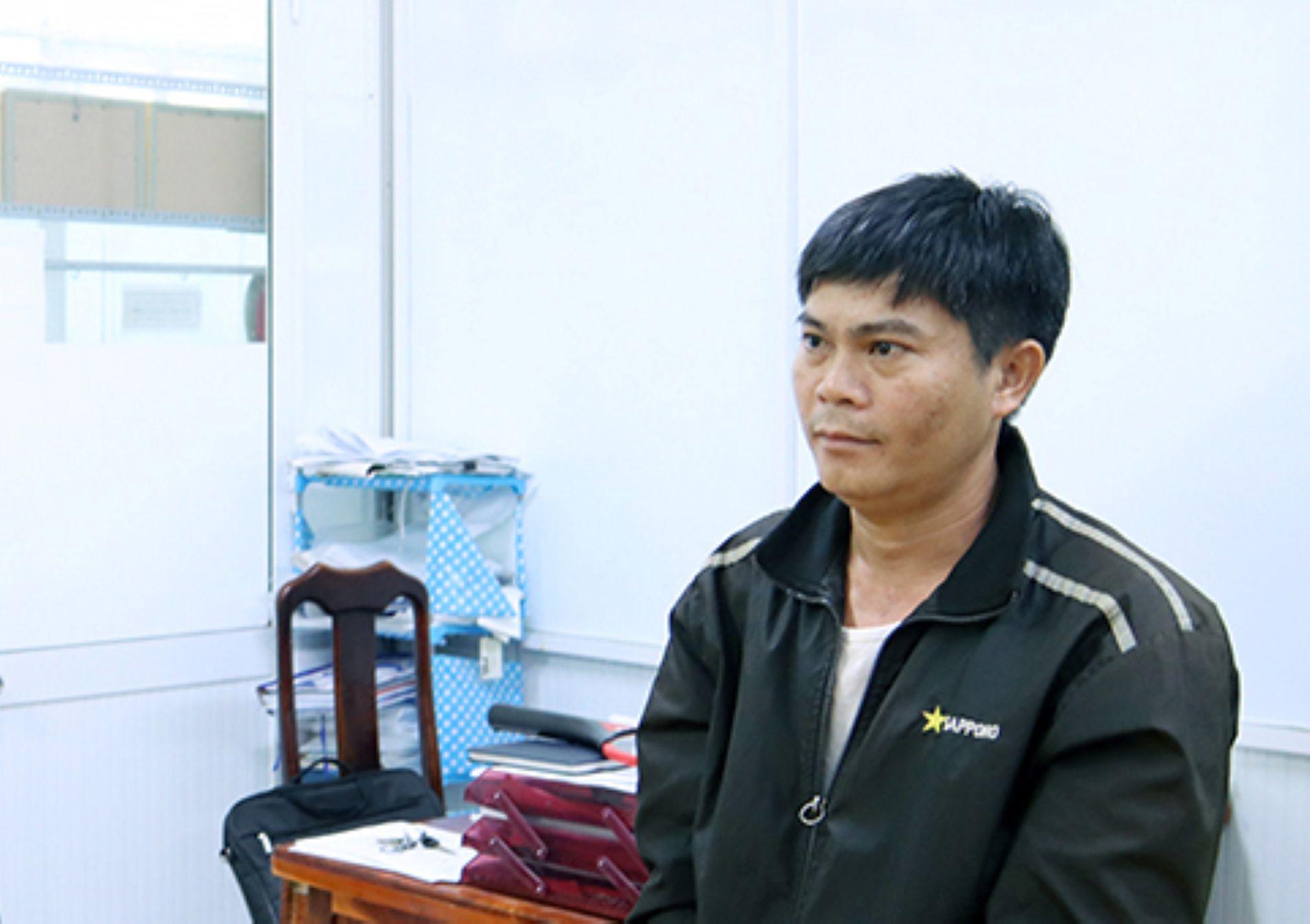 Thi hành Lệnh bắt tạm giam bị can Đinh Lương Nghĩa. Ảnh: Vũ Tiến