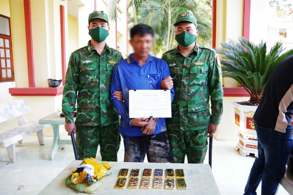 Lực lượng Bộ đội biên phòng tỉnh An Giang bắt giữ đối tượng và tang vật vàng. Ảnh: BĐBP tỉnh An Giang
