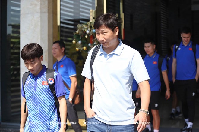 Tuyển Việt Nam chia 2 nhóm về nước sau trận thắng Singapore